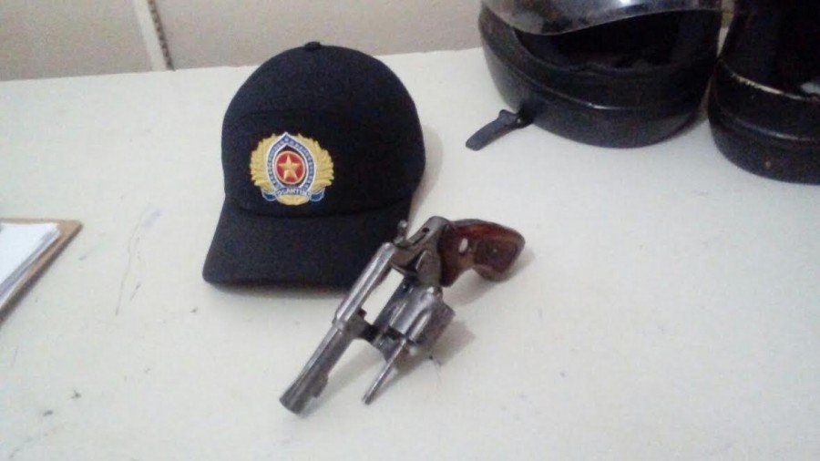Arma de fogo apreendida em AraguaÃ­na (Foto: DivulgaÃ§Ã£o PMTO)