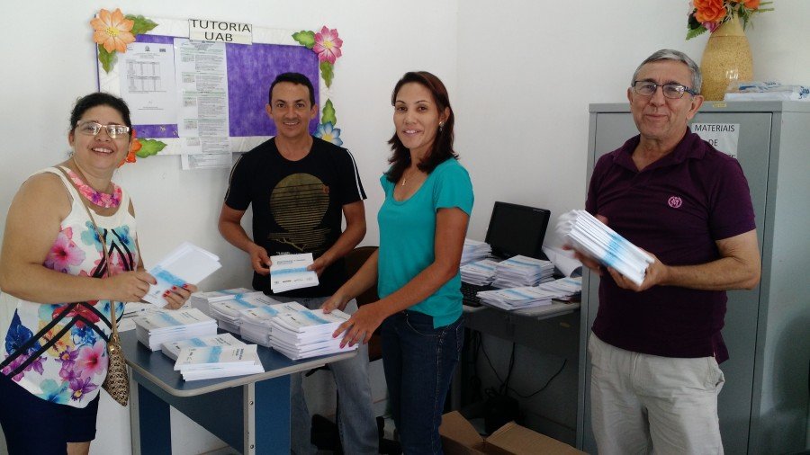 Equipe do polo da UAB/Unitins de AnanÃ¡s recebe livros didÃ¡ticos impressos especialmente para atender os cursos do ensino a distÃ¢ncia (Foto: FabrÃ­cio Soveral/Ascom Unitins)
