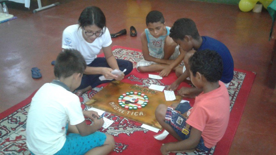 AcadÃªmicas de Pedagogia trabalhando a leitura com alunos de escolas pÃºblicas (Foto: DivulgaÃ§Ã£o/Ascom Unitins)