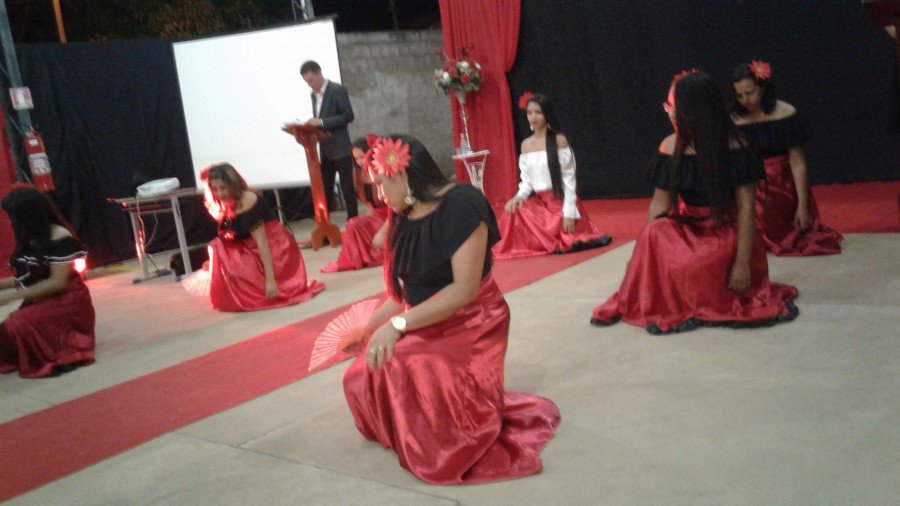 AcadÃªmicas do CÃ¢mpus Araguatins durante apresentaÃ§Ã£o (Foto: Arquivo Pessoal)