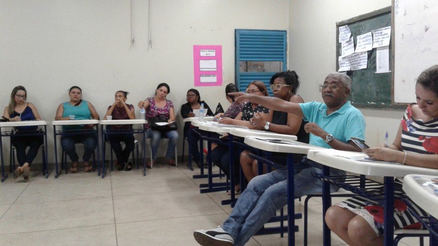 Diretor Remy Barbosa com docentes, assessores e coordenadores deliberam sobre o Enade