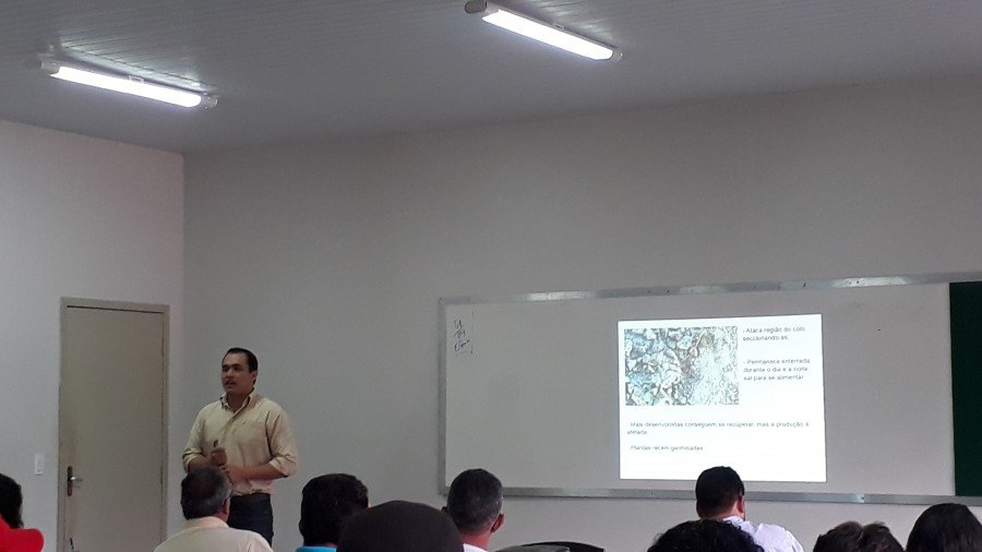 O professor Danilo Marcelo dos Santos ministrando sobre â€œBoas prÃ¡ticas agrÃ­colas no controle de plantas daninhasâ€