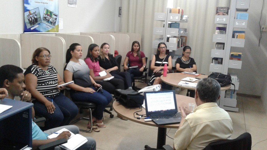Professores e coordenadores do CÃ¢mpus Araguatins ouvindo o o consultor educacional GildÃ¡sio Mendes