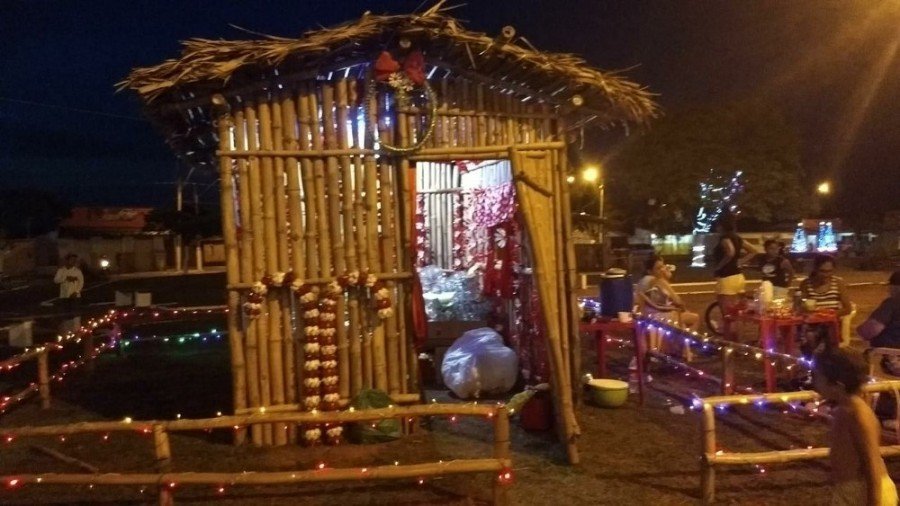 Casa do Papai Noel foi feita com bambu e decoraÃ§Ã£o de garrafas pet (Foto: Bruna Michele Silva Brasil/DivulgaÃ§Ã£o)