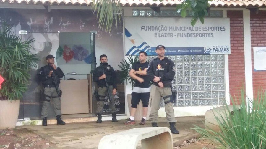 Policiais civis cumpre mandado de busca e apreensÃ£o na FundaÃ§Ã£o Municipal de Esportes e Lazer (Foto: Dinaredes Parente/TV Anhanguera)