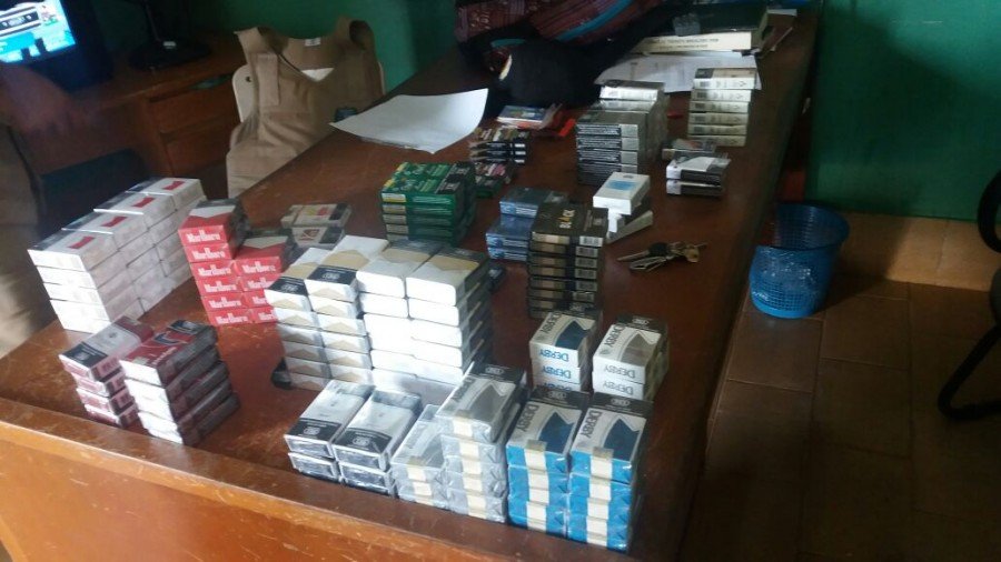 Em DivinÃ³polis, PM recupera 360 carteiras de cigarros alÃ©m de outros objetos furtados e droga (Foto: DivulgaÃ§Ã£o PMTO)