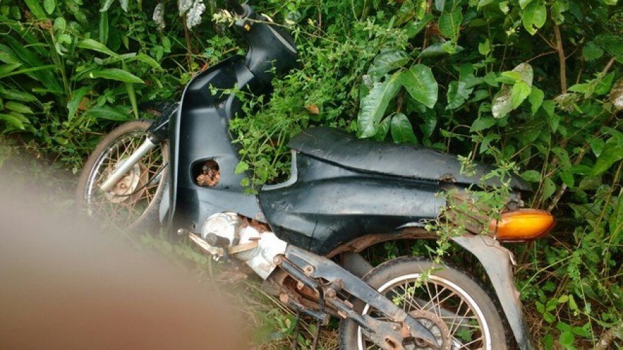 Motocicleta foi furtada e estava sendo desmontada no assentamento FalcÃ£o