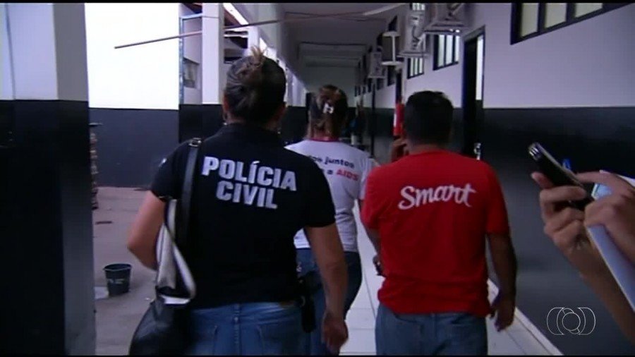 rmÃ£os sÃ£o presos suspeitos de falsificar carteirinhas de estudantes em AraguaÃ­na (Foto: TV Anhaguera)