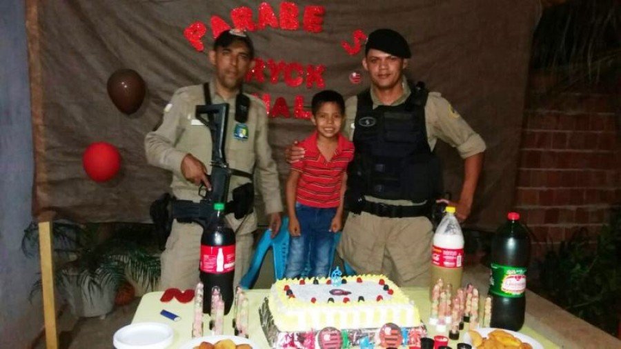 Policiais militares na festa de Erick de 6 anos
