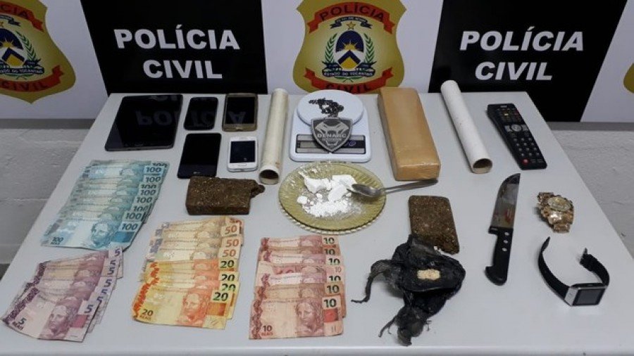 Drogas foram apreendidas na casa junto com dinheiro (Foto: DivulgaÃ§Ã£o/Denarc)