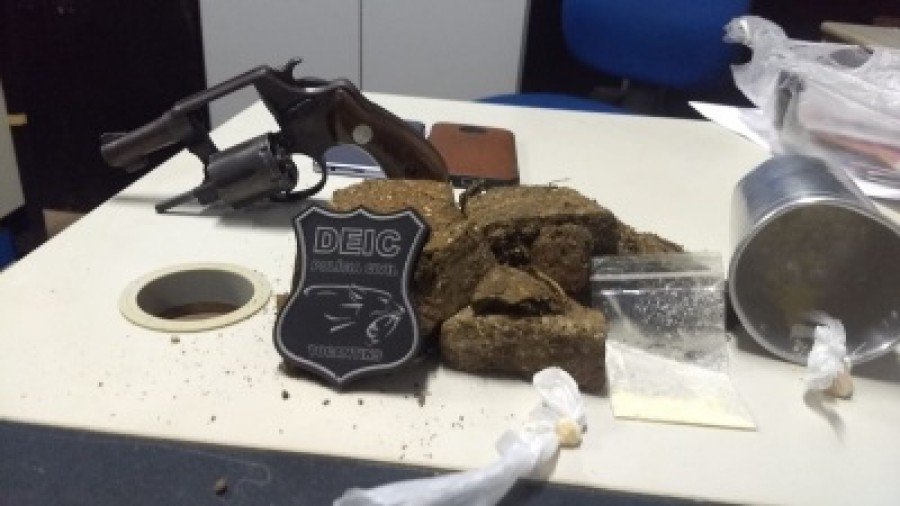 Duas pessoas foram presas com maconha, crack, cocaÃ­na e em posse de um revÃ³lver calibre 38 em AraguaÃ­na