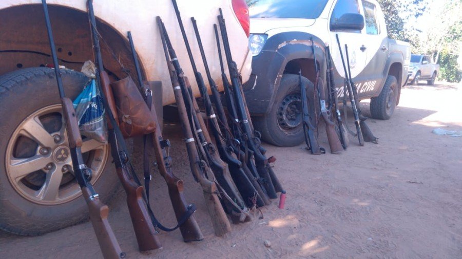 Armas encontradas em posse das seis pessoas presas durante a operaÃ§Ã£o 