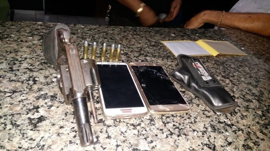 RevÃ³lver e celulares foram apreendidos pela PM em AraguaÃ­na