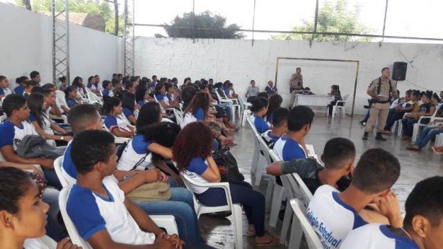 Momento da palestra com os alunos da escola estadual Marechal Ribas JÃºnior (Foto: DivulgaÃ§Ã£o 9Âº BPM)
