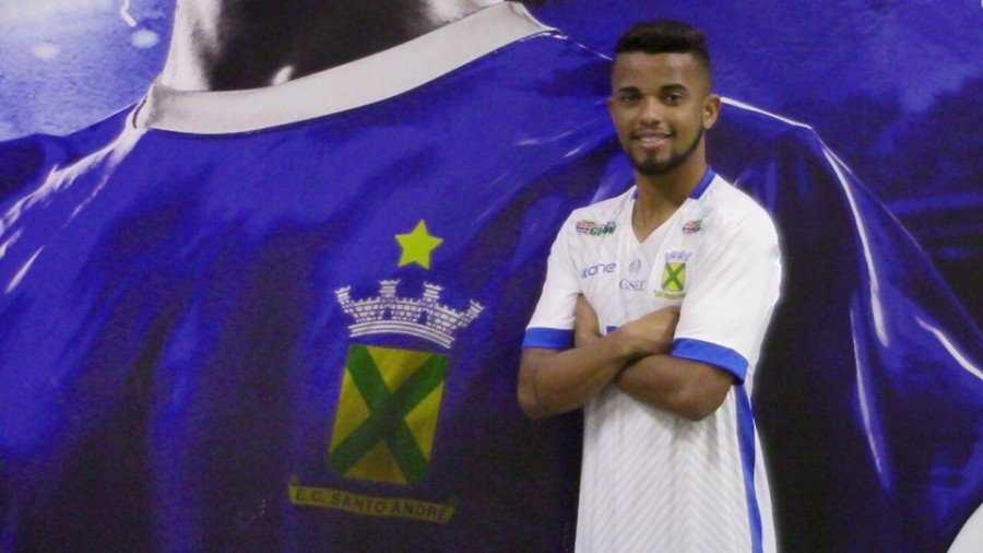 IrmÃ£o de Marinho, o jogador Elisfran tem contrato com Santo AndrÃ© atÃ© o final de 2021 (Foto: AlÃ´ Esporte)