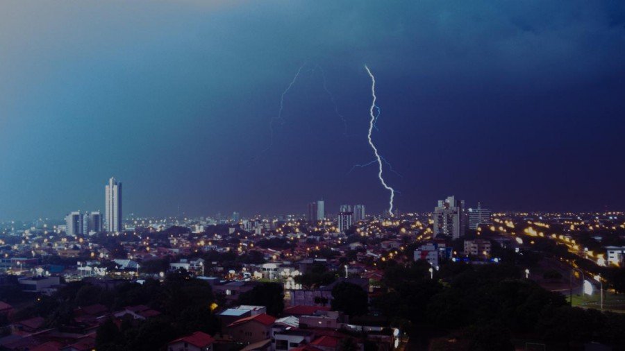 A forte chuva na noite de terÃ§a-feira, 3, em Palmas, veio acompanhada de raios