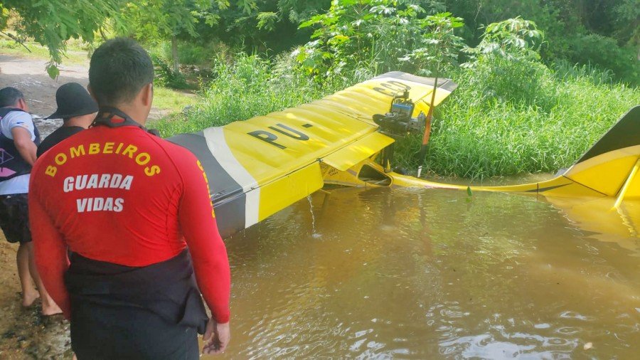 Bombeiros militares resgataram aeronave em menos de duas horas no lago, em Porto Nacional