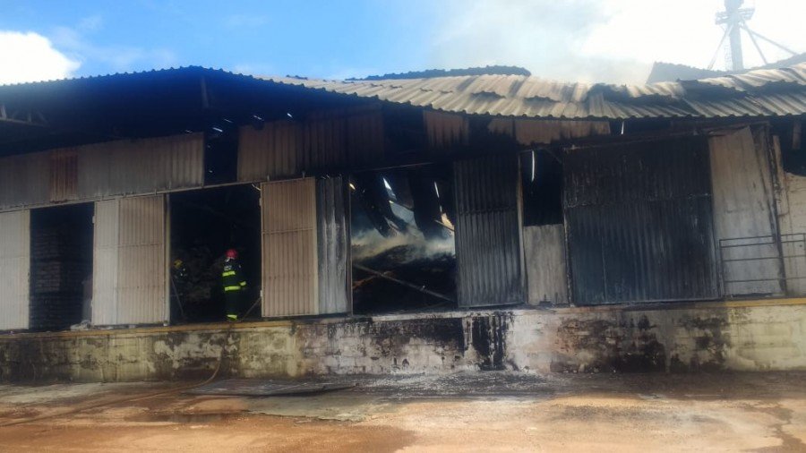 IncÃªndio destruiu parte do armazÃ©m da AgroindÃºstria Arroz Doura, antiga Tio Jorge, em ParaÃ­so do Tocantins