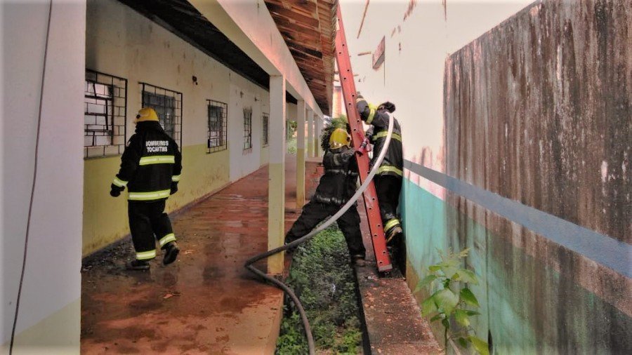 Combate executado pelo Corpo de Bombeiros impediu destruiÃ§Ã£o das estrutura da antiga escola em Nova Olinda