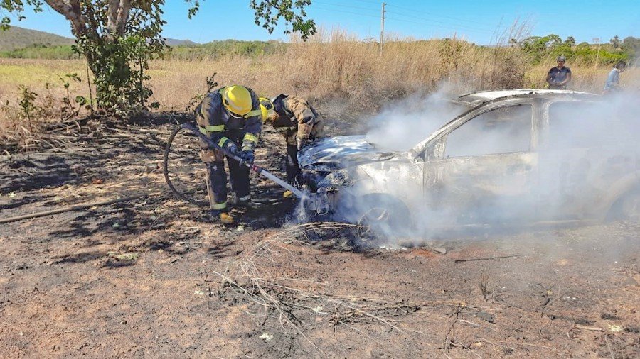 Em Ipueiras, veículo estava às margens da rodovia, em chamas, quando os bombeiros militares chegaram para o combate (Foto: CBMTO)