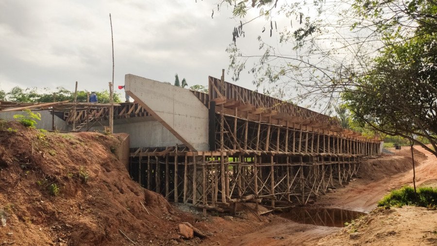 Construção da ponte sobre o Córrego Tristeza está nas suas últimas etapas (Foto: Ana Carolina Monteiro)