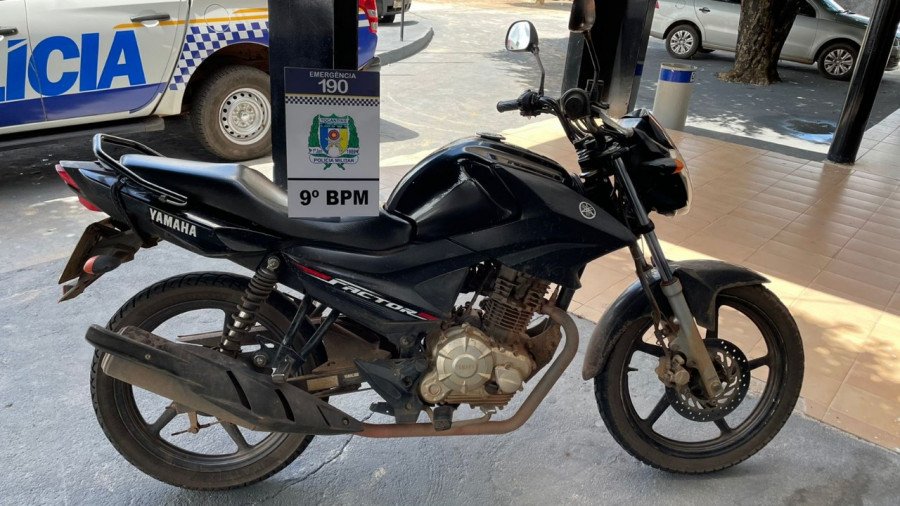 Motocicleta apreendida em poder dos criminosos (Foto: Divulgação/9º BPM)