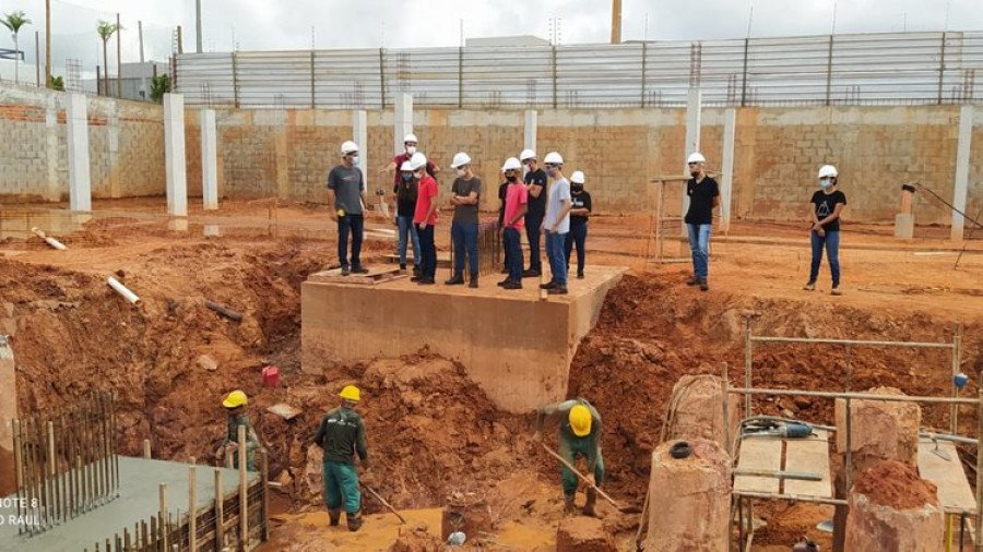 Os estudantes visitaram a construção do edifício Lake 21, que está em etapa de fundação (Foto: Divulgação/Unitpac)