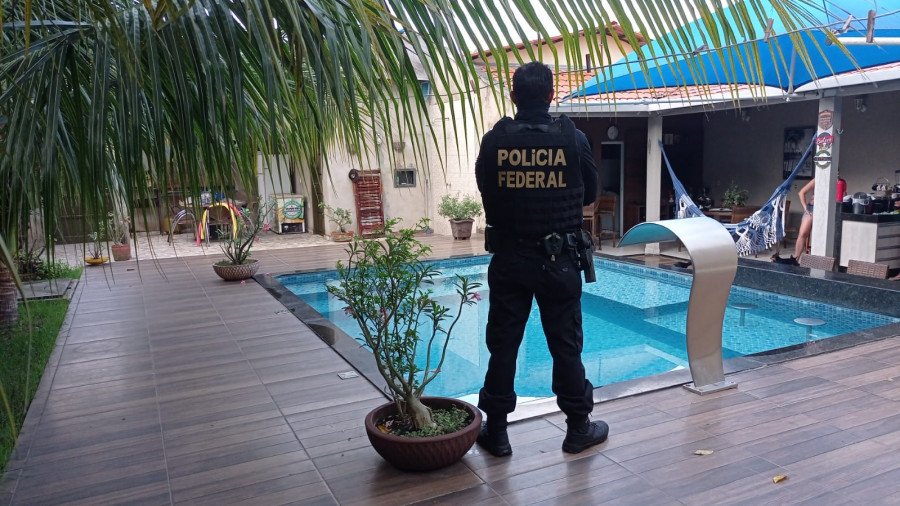 PF apreendeu armas de fogo na casa de um dos investigados (Foto: Divulgação/PF)