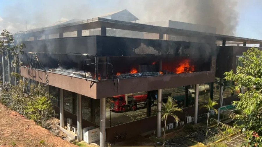 Prédio da Prefeitura de Parauapebas-PA foi atingido por incêndio nesta sexta-feira (Foto: Bariloche Silva/Portal Pebinha de Açúcar)