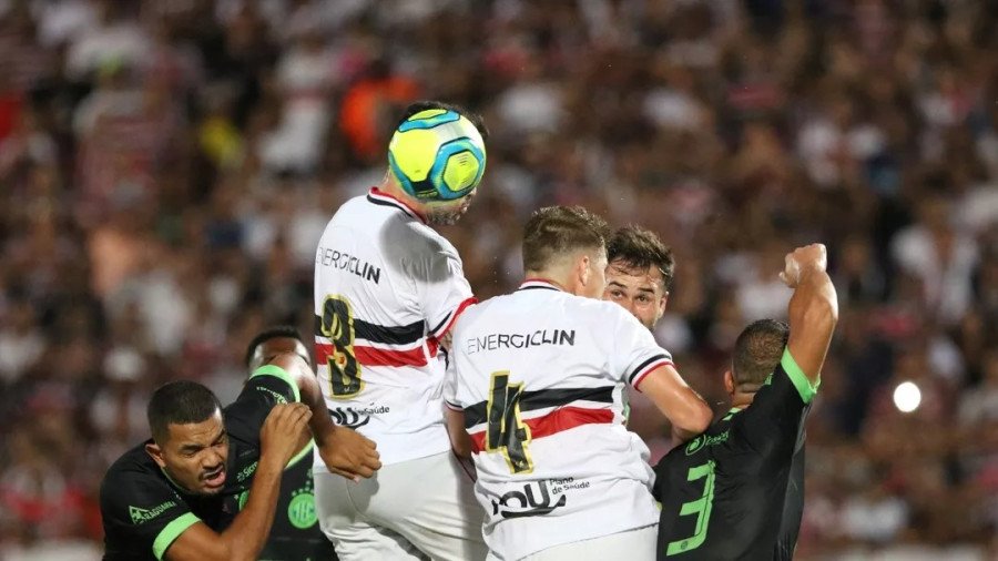 Tocantinópolis e Santa Cruz empataram em jogo dramático, com expulsão e gol anulado (Foto: Marlon Costa/Pernambuco Press)