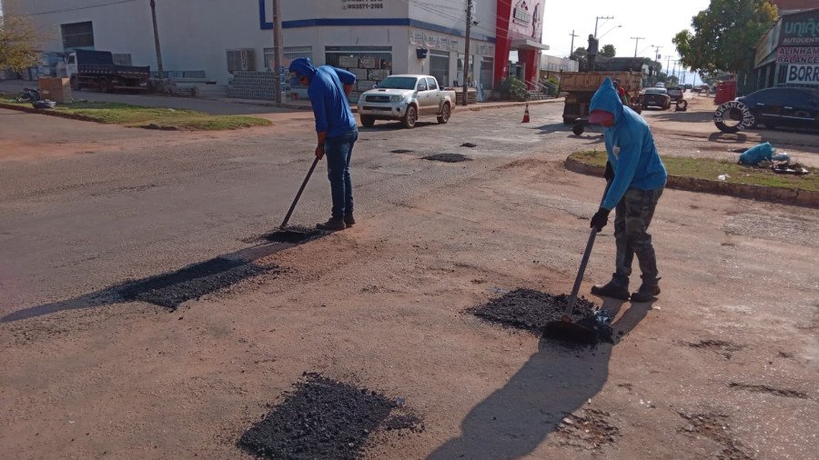 Registro de serviço de reparo de asfalto no distrito nesta segunda, 4 (Foto: Divulgação/Seisp)