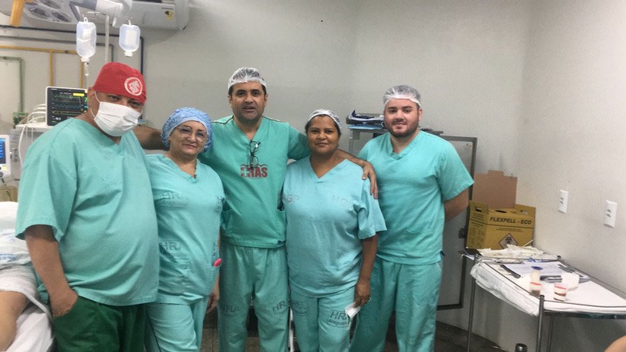 Equipe do Centro cirúrgico que trabalhou no feriado (Foto: Saúde/Governo do Tocantins)