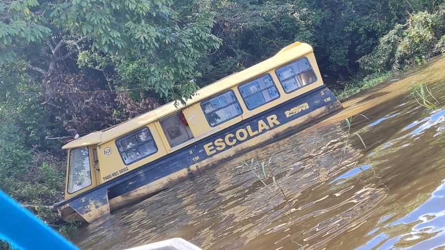 Barco utilizado pelas crianças para irem à escola (Foto: Divulgação/DPE-TO)