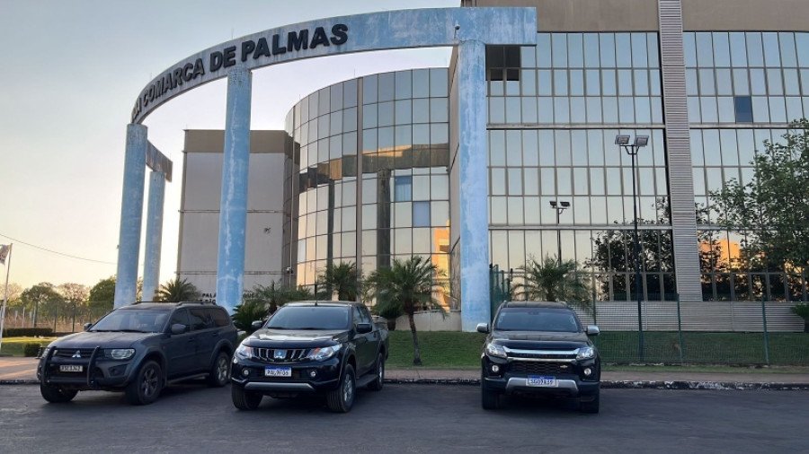 Carros da PF descaracterizados na frente ao Fórum de Palmas (Foto: Divulgação)