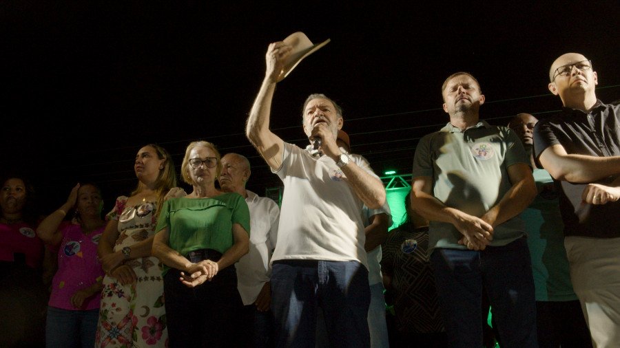 Em gesto simbólico, Antônio do Bar tira o chapéu em agradecimento à população de Augustinópolis (Foto: Divulgação)