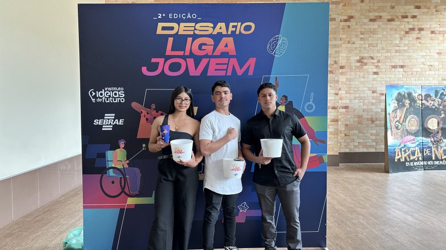 Estudantes que foram premiados na categoria Ensino Médio no Desafio Liga Jovem (Foto: Eduardo Guedes)