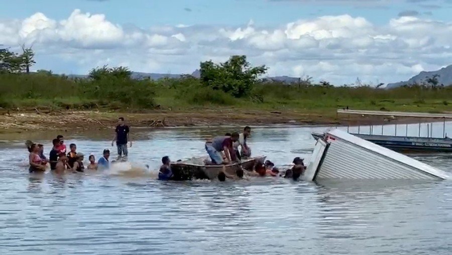 Moradores saquearam carne de caminhÃ£o que caiu dentro do Rio Tocantins em FiladÃ©lfia (Foto: DivulgaÃ§Ã£o/Klevys Silva)