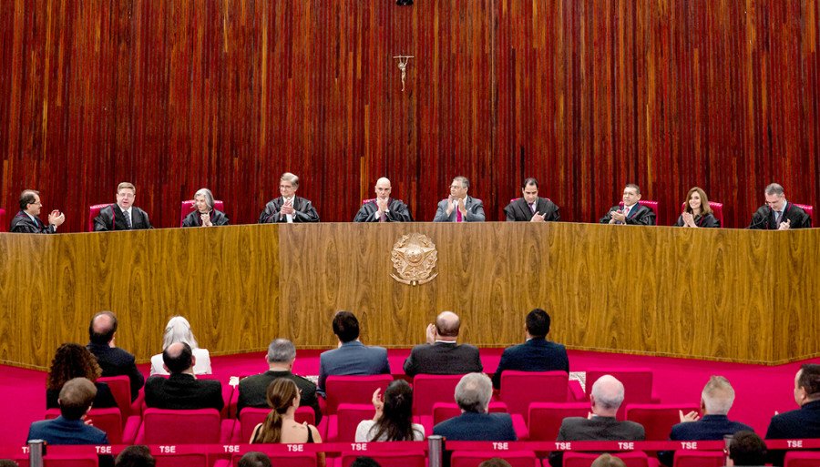 Magistrados se reuniram no pleno do Tribunal Superior Eleitoral para empossar a nova ministra (Foto: Vinícius Santa Rosa)