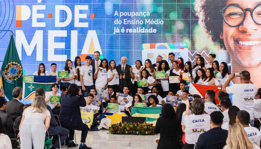 Estudantes beneficiários do programa Pé-de-Meia representando cada um dos estados brasileiros (Foto: Vinícius Santa Rosa)