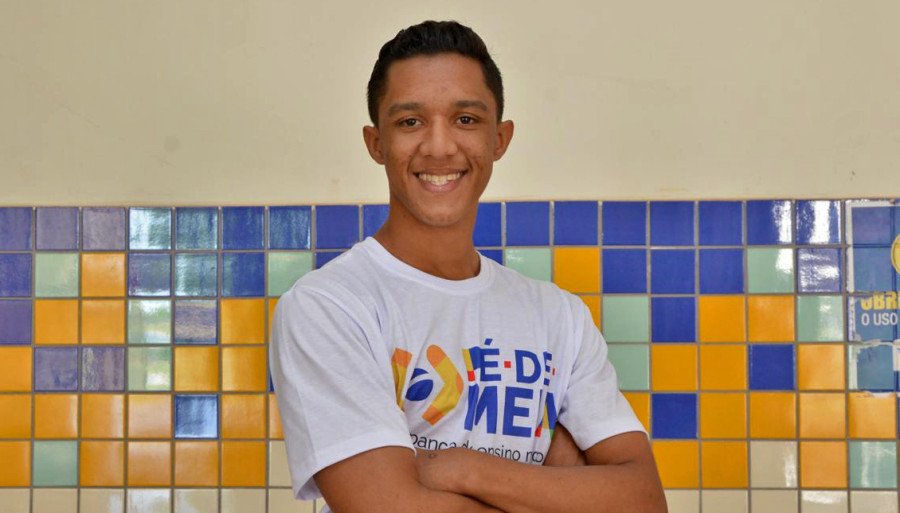 Jefferson Mizael comemorou os benefícios das bolsas Pé-de-Meia e Presente, Profe!, que incentivam a permanência dos alunos na escola