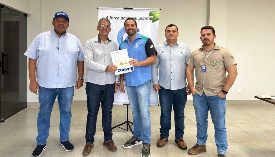 Presidente da Ameto, entrega oficio e convite do 1º Fórum da Mineração do Tocantins para representantes de uma mineradora de calcário