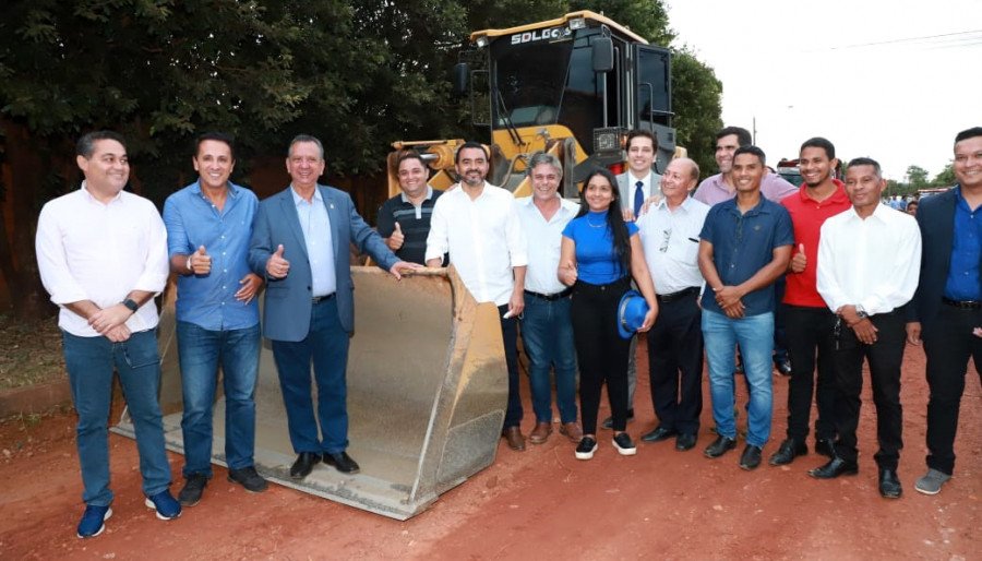 Governador autorizou o reinício e vistoriou as obras de asfaltamento do setor Santa Rosa, em Colinas (Foto: Esequias Araujo)