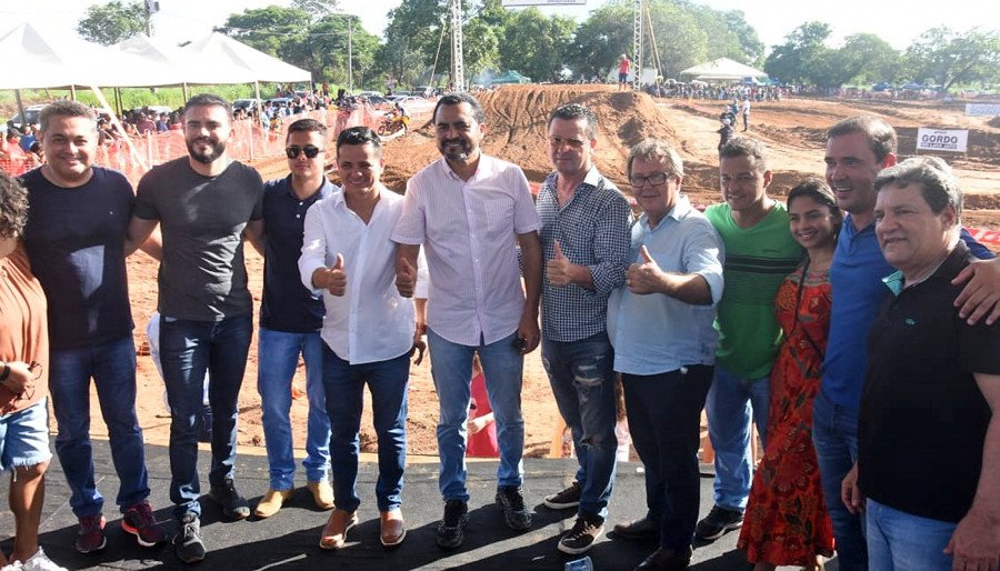 Durante competição de motocross em Pedro Afonso, governador anunciou R$ 2 milhões para melhoria da infraestrutura da cidade