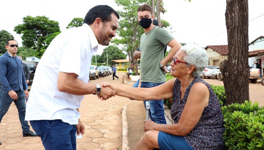 Governador Wanderlei Barbosa cumprimentando populares durante agenda de trabalho em Almas (Foto: Washington Luiz)
