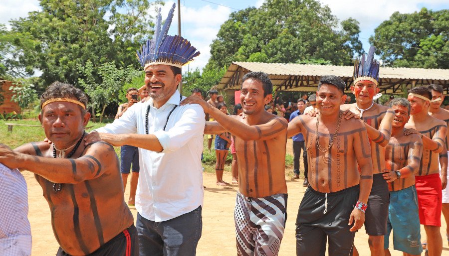 Governador Wanderlei Barbosa visitou aldeias Xerente e ouviu as demandas da comunidade indígena (Foto: Antonio Gonçalves)