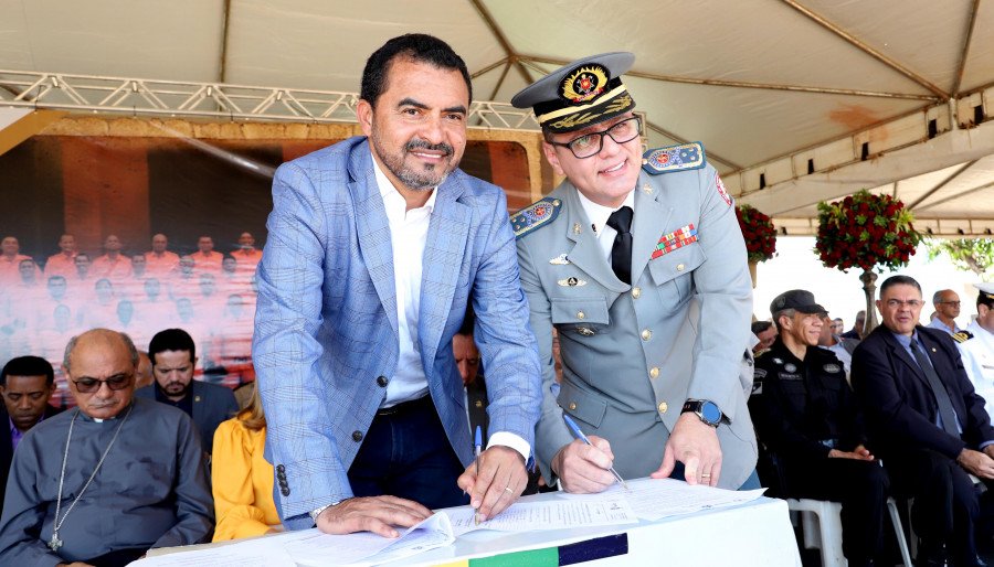 Governador assinou ato de promoção de 276 bombeiros militares e incentiva a realização de novos cursos para a categoria