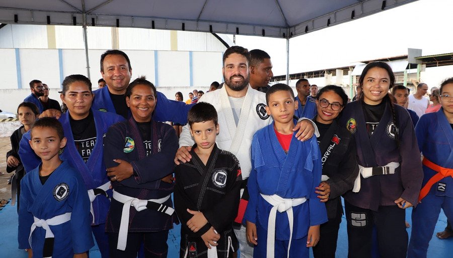 Governador acompanhou a apresentação de outras modalidades esportivas, como jiu-jítsu, capoeira e muay thai (Foto: Antonio Gonçalves)