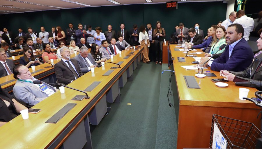 Reunião ocorreu nessa terça-feira, 26, na Câmara dos Deputados, logo após a programação da 23ª Marcha a Brasília em Defesa dos Municípios (Foto: Antonio Gonçalves)