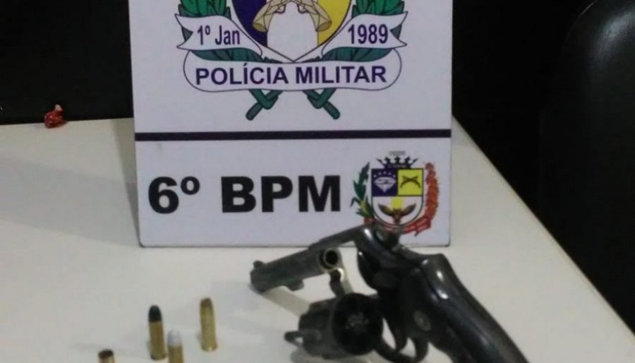 Material apreendido pela PM com o suspeito preso por porte ilegal de arma de fogo (Foto: Ascom/6º BPM)