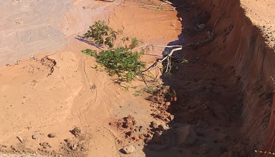 Erosão chegou a atingir 300 metros de comprimento por 10 metros de largura (Foto: Ageto/Governo do Tocantins)